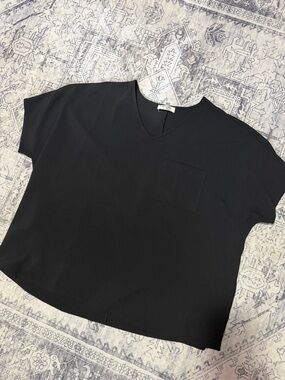 Zenana Outfitters Black V-Neck Short Sleeve Pocket Tee